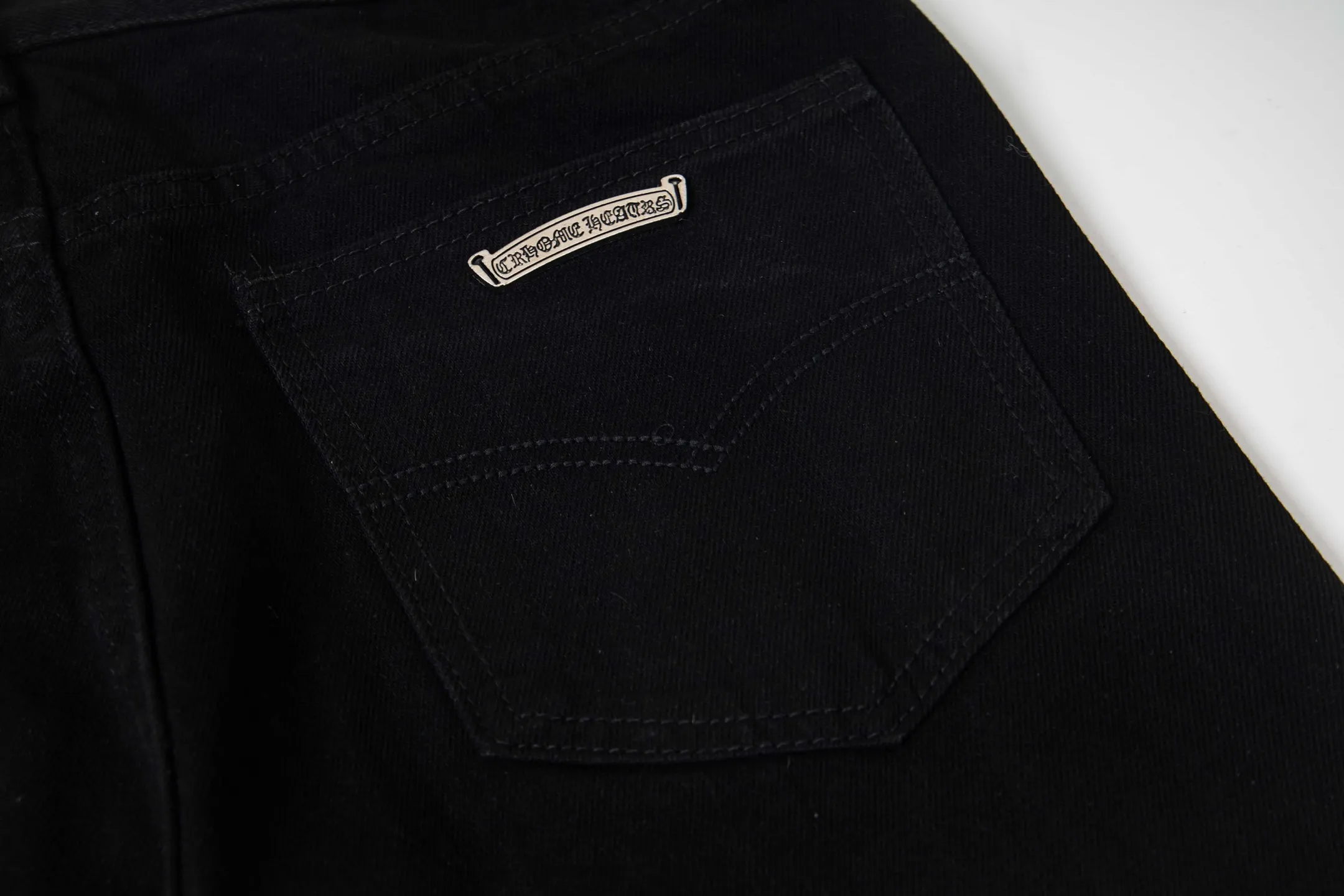 P250 💰 (Top version) Chrome Hearts black denim jeans with purple leopard print. CH jeans need to be washed and then disassembled and hand-stitched with sheepskin cross leather and then spliced ​​together to complete. The whole piece has too many craftsmanship to describe. The patches are embellished with cross patterns and the high-waisted washed jeans! ! Absolutely high-end luxury products, god-level single products and super popular products, made with top heavy industry, a must-see magic weapon. Customized hardware. The fabric is thick and soft after washing. It has good breathability. Customized small leather label. Unique design. The details are simple and elegant, and the workmanship is exquisite. The entire trousers are neatly routed and the details are in place! It’s so cool that both men and women can easily control the genderless trend! Color: Black Size: 28-30-32-34-36 (corresponds to S-M-L-XL-XXL)